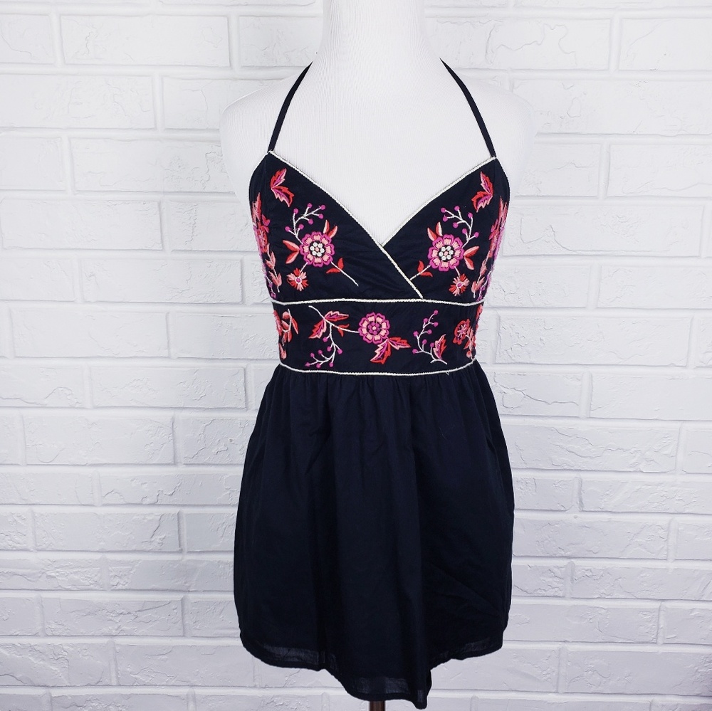 Kirra Embroiderd Floral Halter Top Sz M